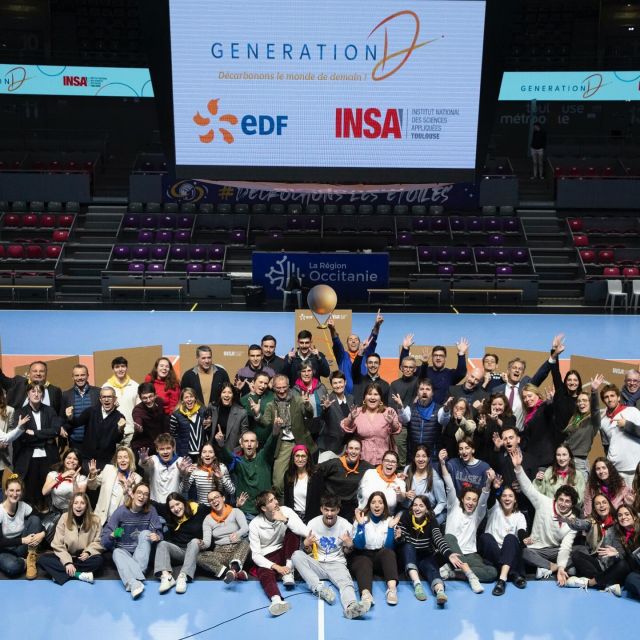 Une journée avec la génération D = des années gagnées pour l’humanité !

📍 28 novembre, Palais des Sports de Toulouse
🏐 Le fief des @spacerstoulouse devient l’épicentre de l’innovation : place aux Jeux de l’Innovation, l’innovathon qui rassemble étudiant·e·s et expert·e·s autour d’un défi brûlant.

Au programme : 
🧠 6 équipes mixtes (étudiant·e·s INSA + expert·e·s @edfofficiel, @dalkiaofficiel et @enedis.officiel)
⏰ 12h pour relever un défi de taille : “Comment réduire radicalement l’impact carbone d’un grand événement sportif ou culturel ?”
🎤 Objectif : pitcher devant un jury de haut vol et décrocher l’une des 3 récompenses en jeu.

Dès 9h, la magie opère. Sous la houlette de nos coachs et de puissants outils d’idéation, l’intelligence collective fait vibrer les esprits. L’adrénaline monte à chaque étape, les idées fusent, et les équipes donnent tout pour aboutir à des projets aussi ambitieux qu’innovants.

17h30 : l’heure de vérité.
Les pitchs commencent, et là… WOW ! Smart, sobres, circulaires, des solutions audacieuses naissent de cette collaboration unique. Le futur s’invente ici !

⚡ Aujourd’hui encore, l’énergie de cette journée résonne chez nous. Cet innovathon, c’est bien plus qu’une expérience : c’est la preuve que les idées partagées et les talents connectés peuvent transformer le monde de demain.

👏 Le succès d’une coopération unique : @edfofficiel, @insatoulouse, @fondation_insatoulouse et nos designers et expert·e·s engagé·e·s.

Ensemble, on initie le mouvement vers un futur souhaitable. Et vous, prêt·e à rejoindre la Génération D ?

#innovation #hackathon #décarbonation